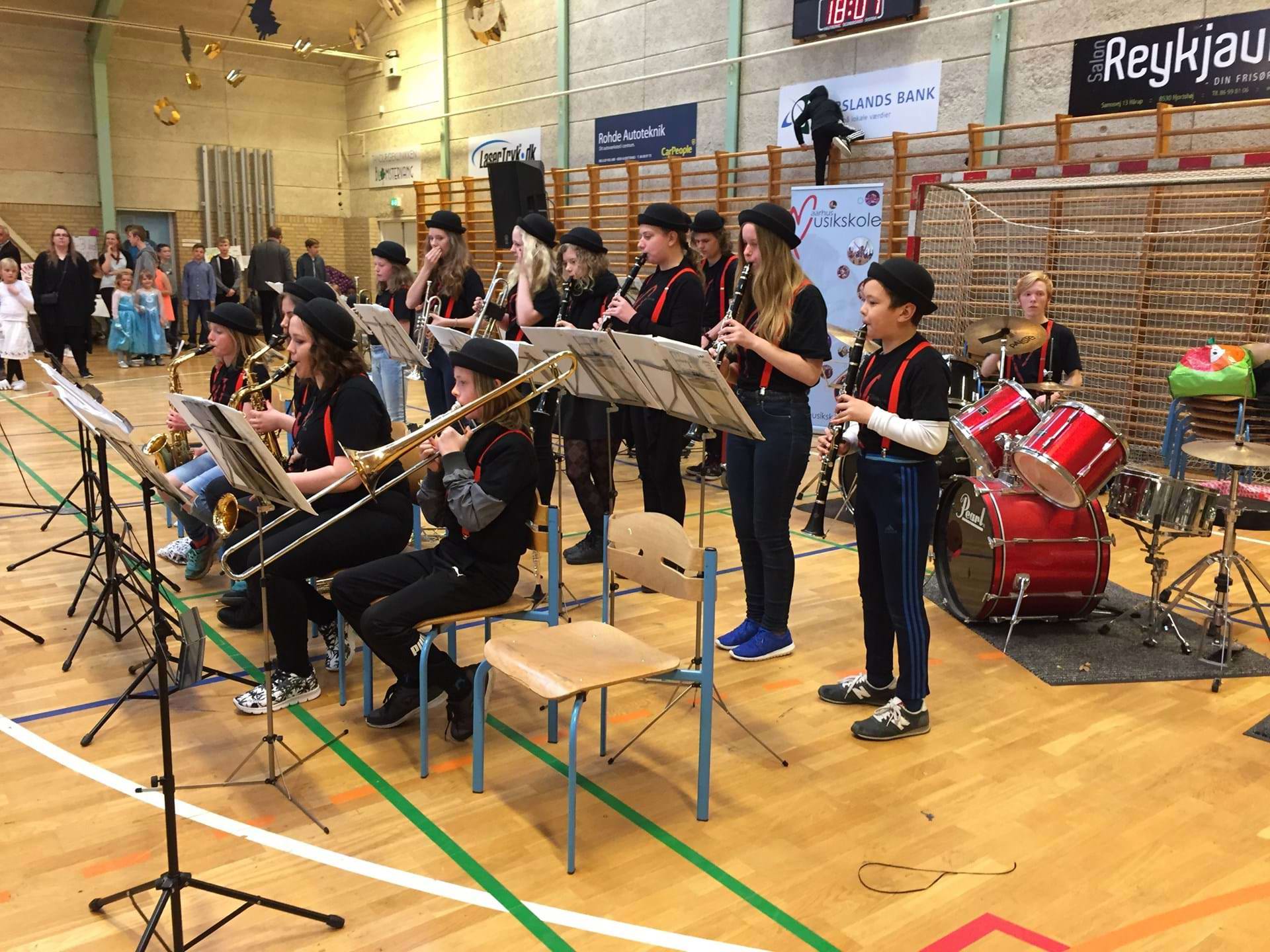 Et ungdomsorkester fra musikskolen spiller i en gymnastiksal (Klubtilbud og andre fritidstilbud)