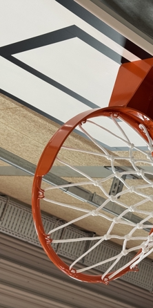 En basketballkurv på Ravnbakkeskolen