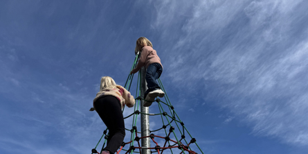 To piger øverst i klatretårnet