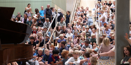 En flok elever indenfor til Ravnbakkeskolens åbning